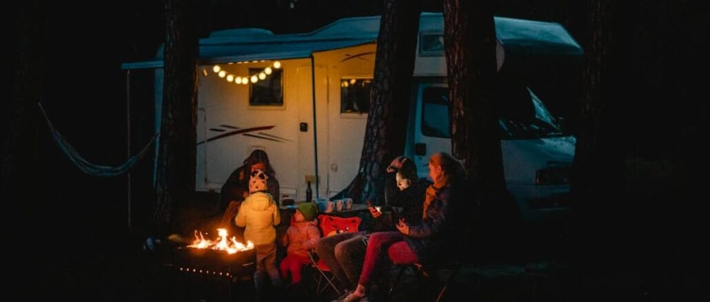 Camping och överlevnadskunskaper i naturen för sportentusiaster illustration