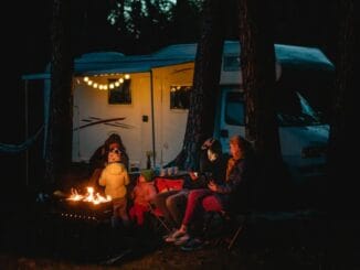 Camping och överlevnadskunskaper i naturen för sportentusiaster illustration