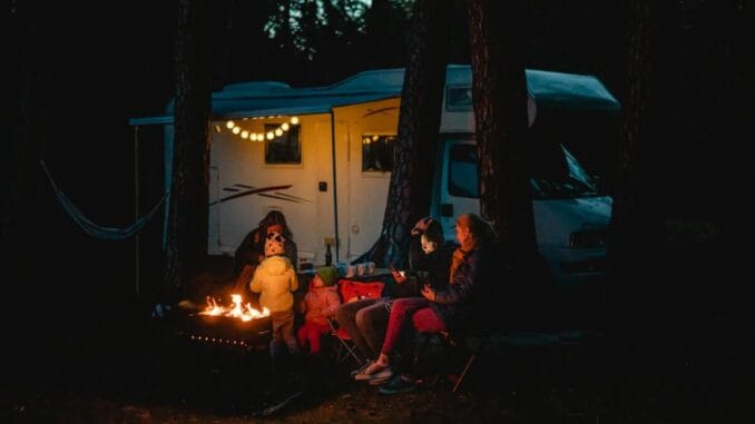 Camping och överlevnadskunskaper i naturen för sportentusiaster illustration